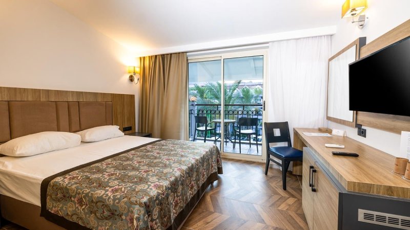 Kemer utazás Crystal Aura Beach Resort and Spa