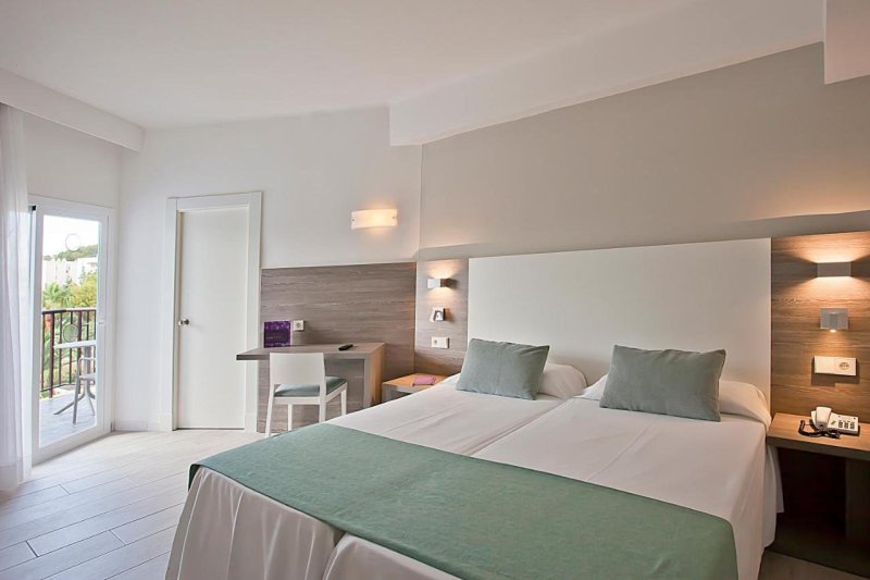 Mallorca Palma Nova utazás Hotel Fergus Bermudas