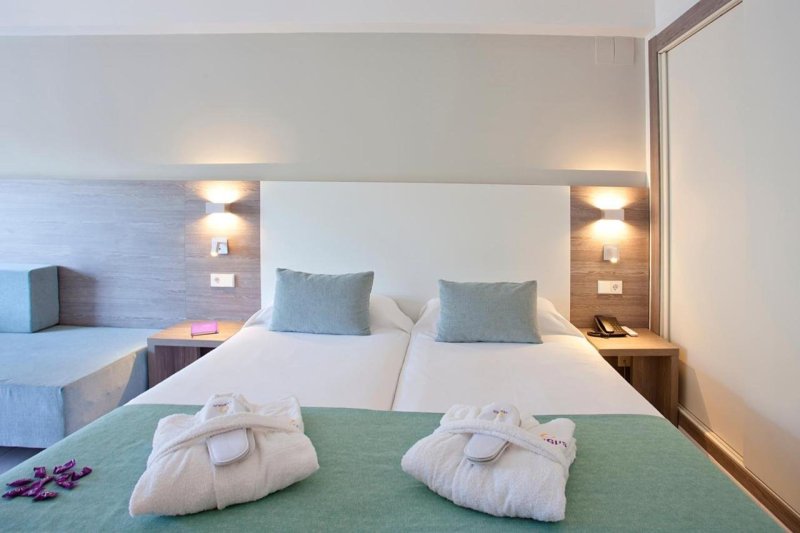 Mallorca Palma Nova utazás Hotel Fergus Bermudas