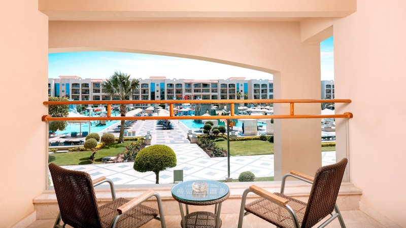 Hurghada utazás Hotel Pickalbatros White Beach Resort