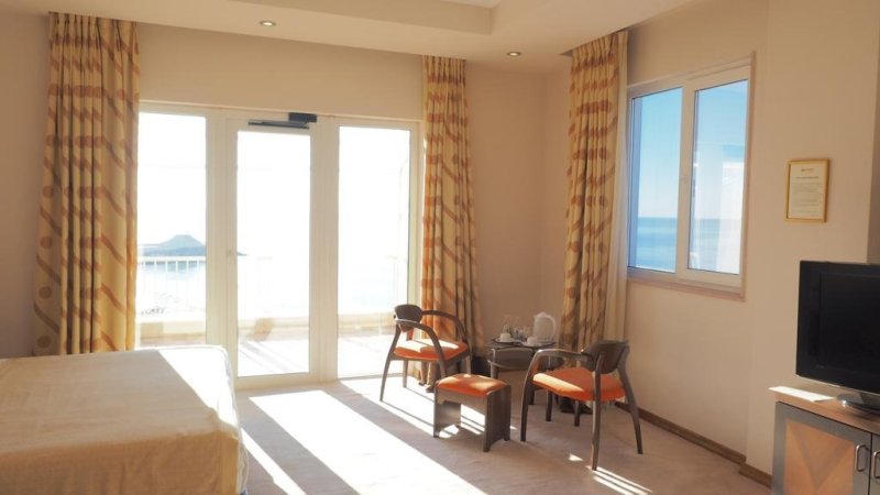 Durres utazás Hotel Aragosta 