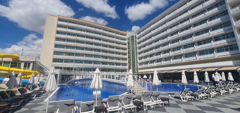 Napospart utazás Grand Hotel Nirvana