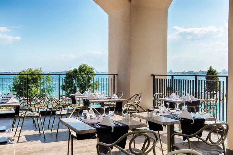 Napospart utazás Secrets Sunny Beach Resort & Spa