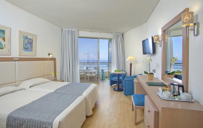 Dél-Ciprus utazás Golden Coast Beach Hotel