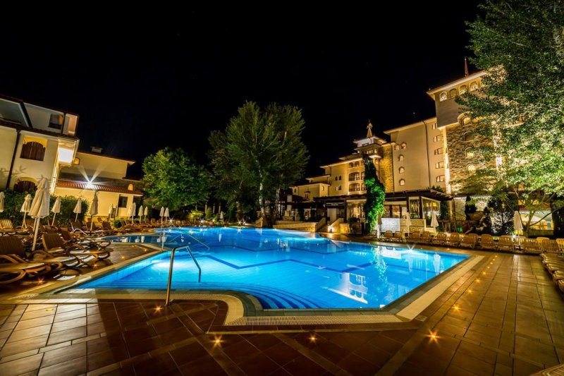 Napospart utazás Royal Palace Helena Park