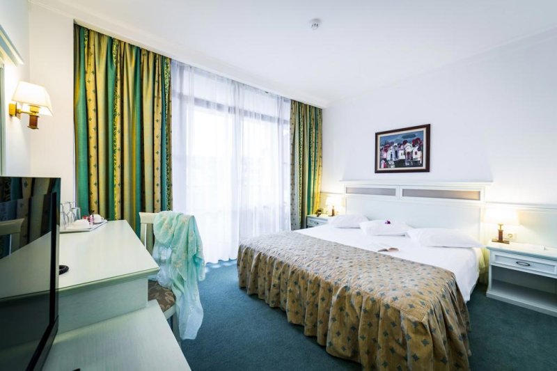 Napospart utazás Royal Palace Helena Park