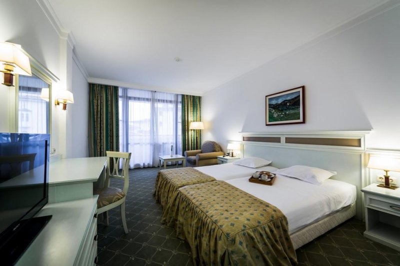 Napospart utazás Royal Palace Helena Park