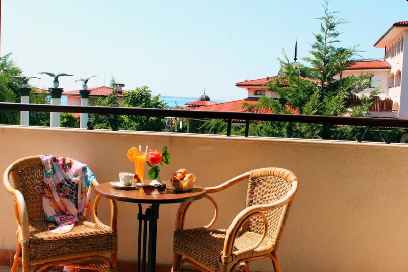 Napospart utazás Royal Palace Helena Park