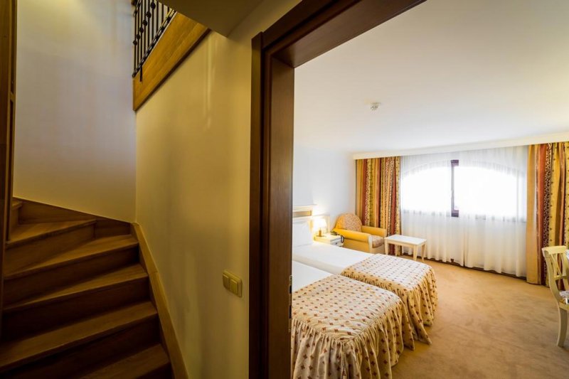 Napospart utazás Royal Palace Helena Sands