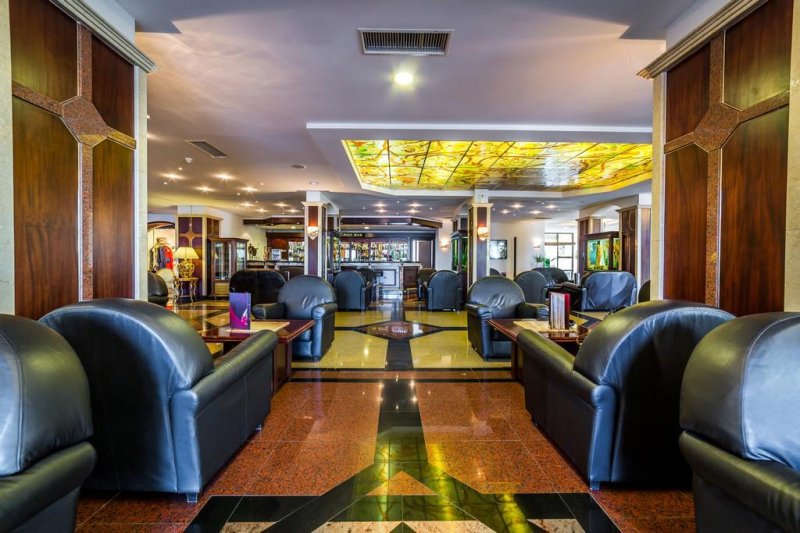 Napospart utazás Royal Palace Helena Sands