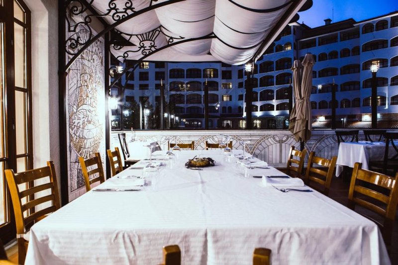 Napospart utazás Royal Palace Helena Sands