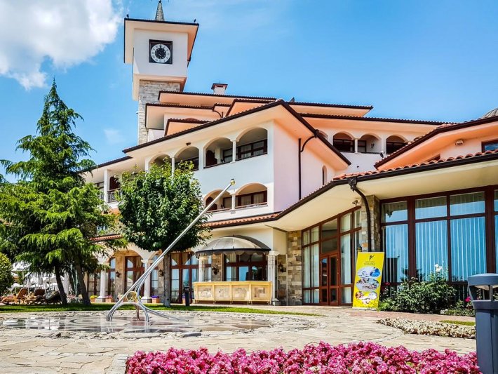 Napospart utazás Royal Palace Helena Sands