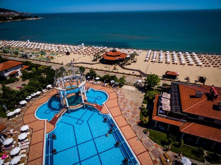 Napospart utazás Royal Palace Helena Sands