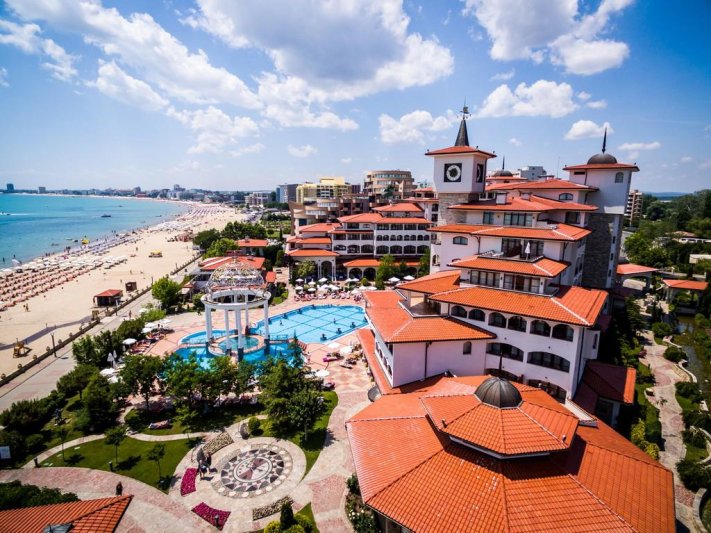 Napospart utazás Royal Palace Helena Sands