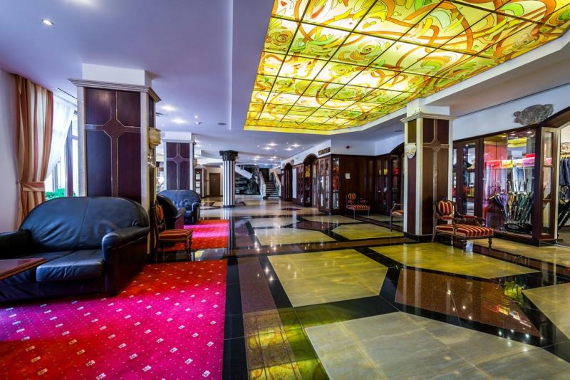 Napospart utazás Royal Palace Helena Sands