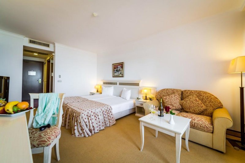 Napospart utazás Royal Palace Helena Sands