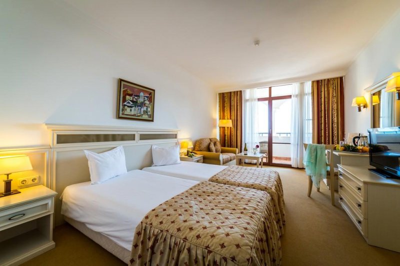 Napospart utazás Royal Palace Helena Sands