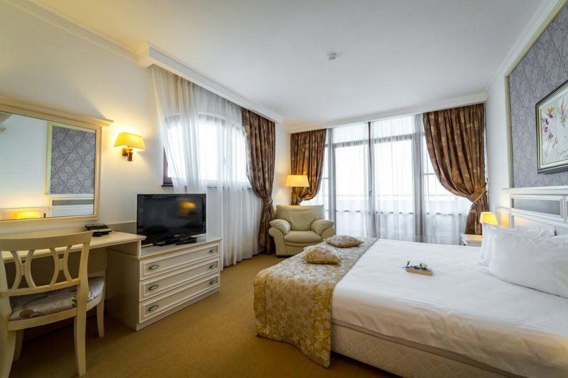 Napospart utazás Royal Palace Helena Sands