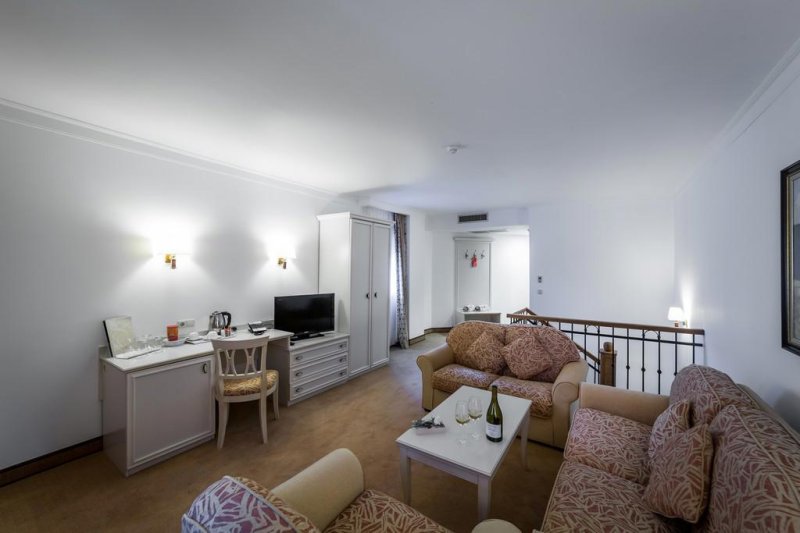 Napospart utazás Royal Palace Helena Sands