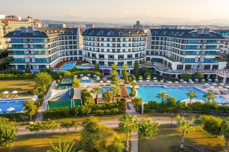 Commodore Elite Suites & Spa Side
