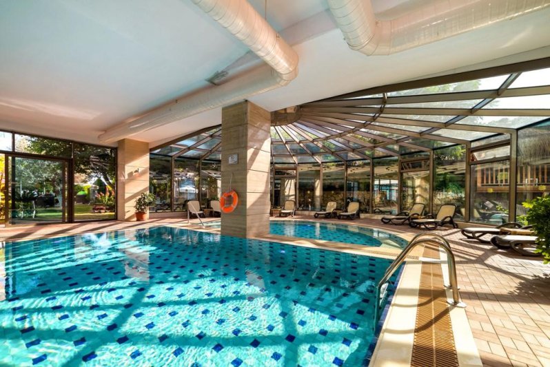 Commodore Elite Suites & Spa Side