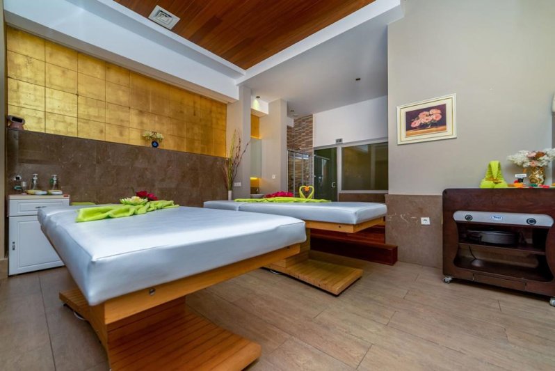 Commodore Elite Suites & Spa Side