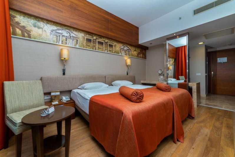 Commodore Elite Suites & Spa Side