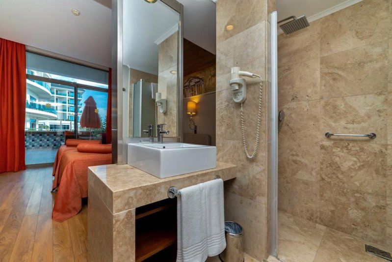 Commodore Elite Suites & Spa Side