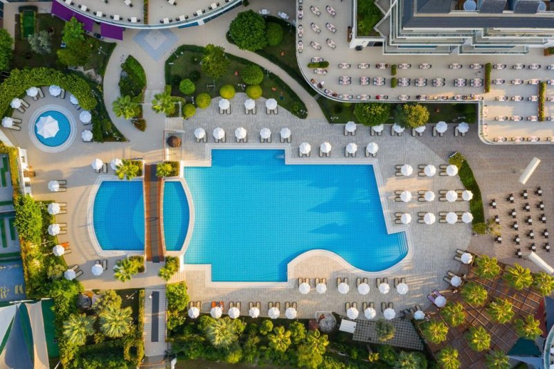 Commodore Elite Suites & Spa Side