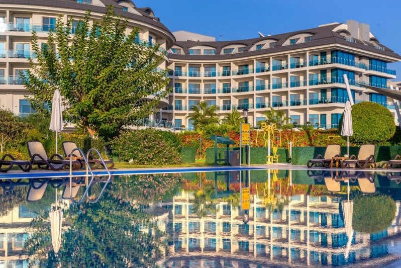 Commodore Elite Suites & Spa Side