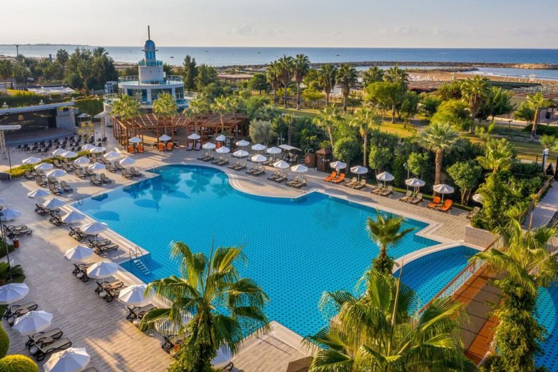 Commodore Elite Suites & Spa Side