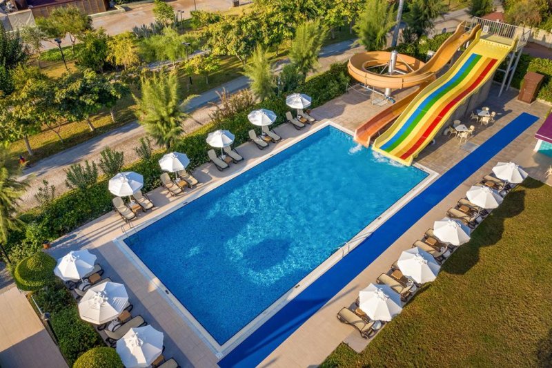 Commodore Elite Suites & Spa Side