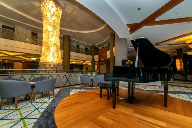 Commodore Elite Suites & Spa Side