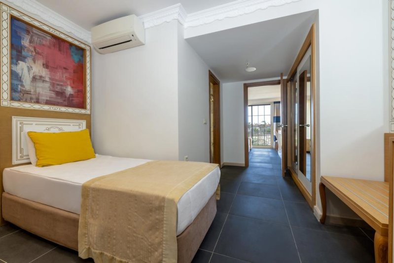 Belek utazás Crystal World Of Colours Comfort Collection