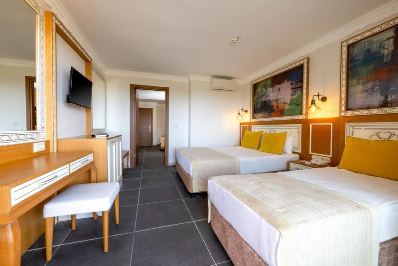 Belek utazás Crystal World Of Colours Comfort Collection