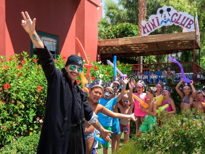 Alanya utazás Delphin Deluxe Resort