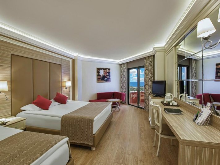 Alanya utazás Delphin Deluxe Resort