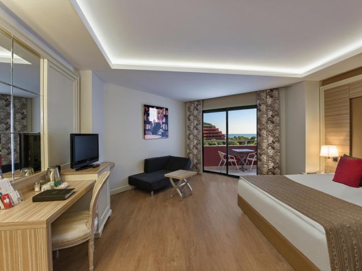 Alanya utazás Delphin Deluxe Resort