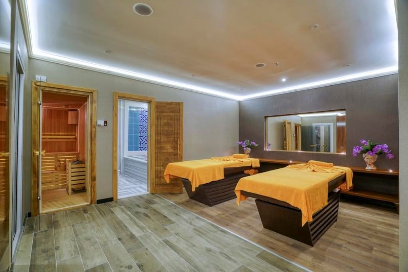 Antalya utazás Grand Park Lara