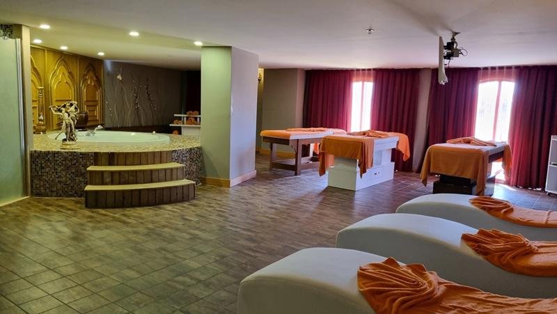 J adore Deluxe Hotel & Spa Side