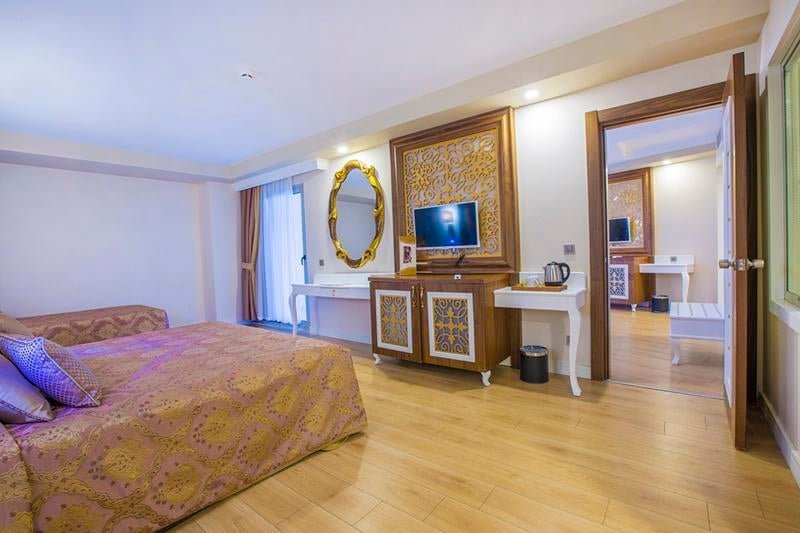 J adore Deluxe Hotel & Spa Side