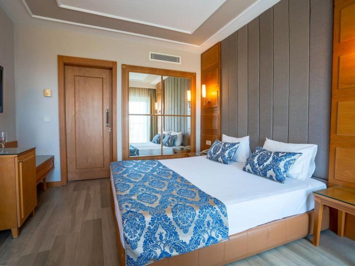 Royal Atlantis Beach Hotel Side
