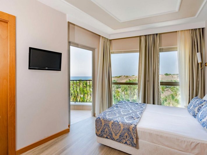 Royal Atlantis Beach Hotel Side