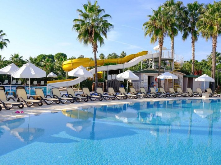 Royal Atlantis Beach Hotel Side