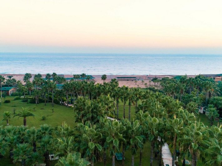 Royal Atlantis Beach Hotel Side