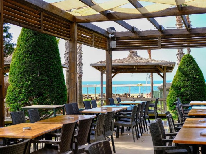 Royal Atlantis Beach Hotel Side