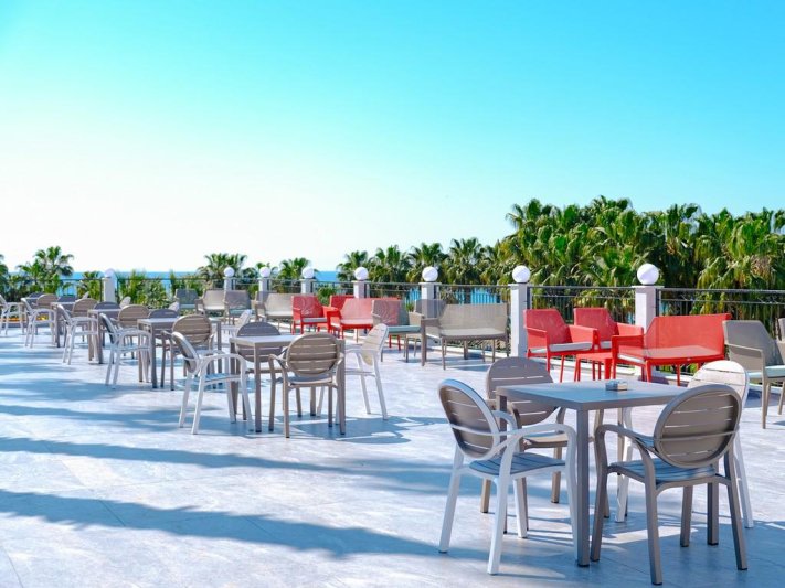 Royal Atlantis Beach Hotel Side