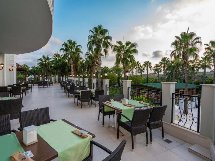 Royal Atlantis Beach Hotel Side