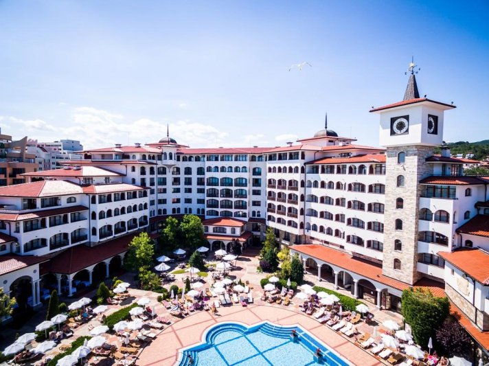 Napospart utazás Royal Palace Helena Sands