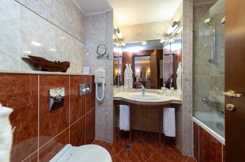 Napospart utazás Royal Palace Helena Sands